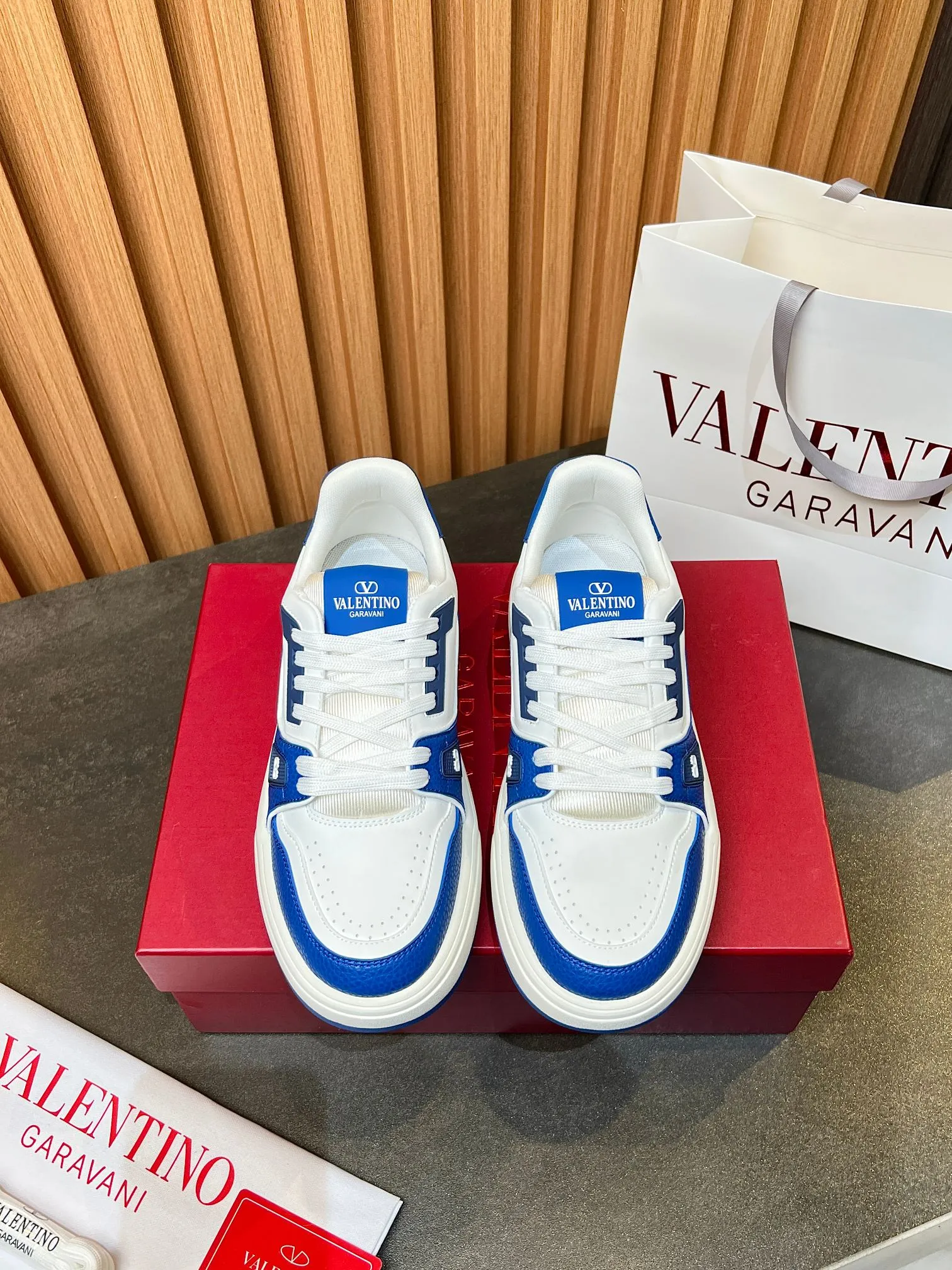 👟👟Ex-factory price 680👟👟 𝑽𝒂𝒍𝒆𝒏𝒕𝒊𝒏𝒐Valentino 𝑶𝒏𝒆𝑺𝒕𝒖𝒅 Couple's sneaker series Valentino 2025 latest couple's sneakers same style for celebrities Hot sale. The original ZP was purchased and dismantled. Repeated printing and modification. Trying to restore the original version 1:1! Top luxury masterpiece, soft and comfortable, combining fashion and leisure, bringing excellent and elegant texture and excellent on-foot comfort. Top purchasing version upper: imported calfskin surface/original oil edge craftsmanship. Lining: water-dyed cowhide lining. Outsole: original development 𝐓𝐏𝐔 two-color combination outsole. Packaging: original configuration complete package. Code number: 34-44